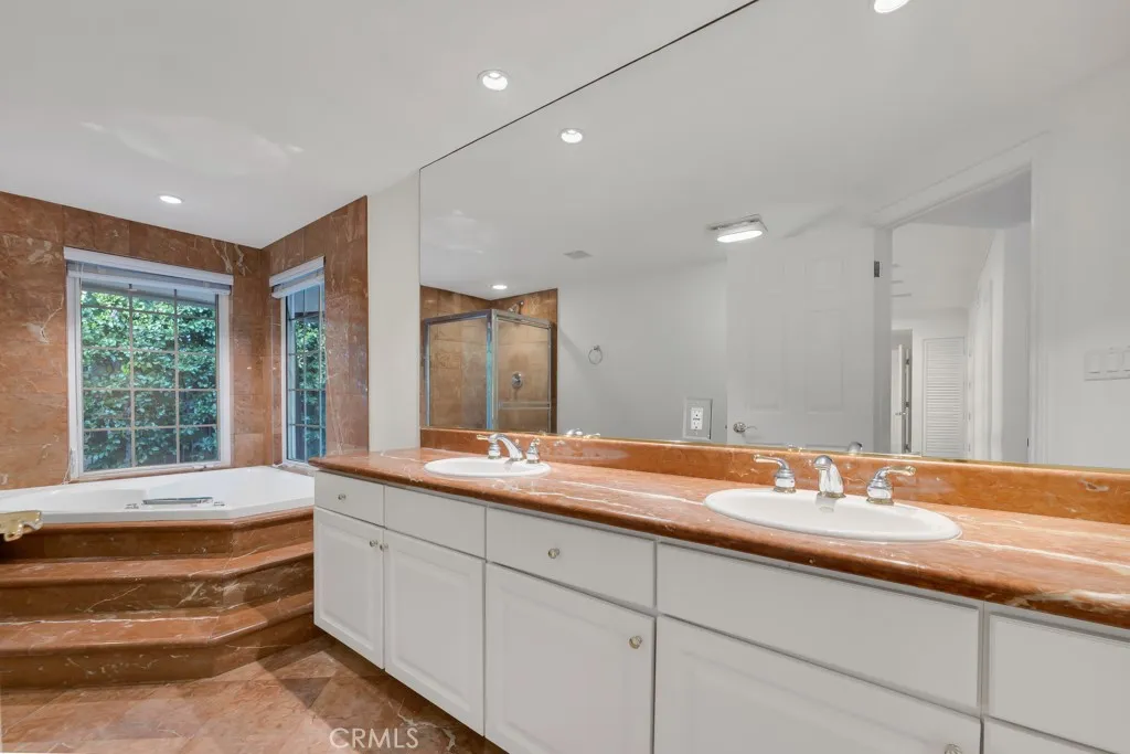 4446 Hayvenhurst Avenue, Encino, California 91436 home-pic-33