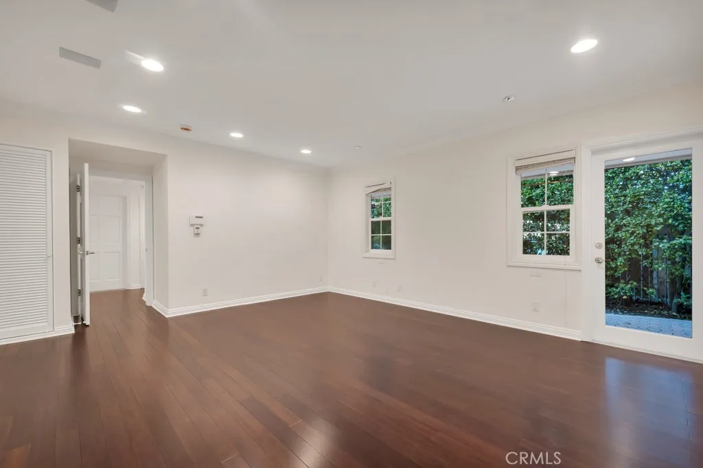 4446 Hayvenhurst Avenue, Encino, California 91436 home-pic-30