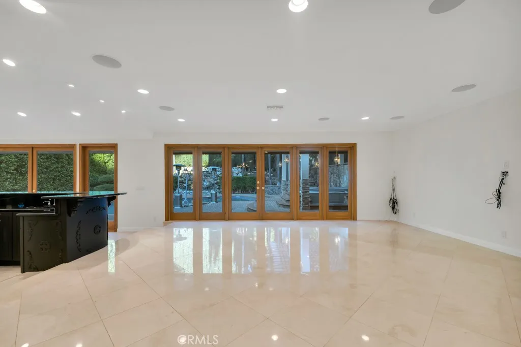 4446 Hayvenhurst Avenue, Encino, California 91436 home-pic-10