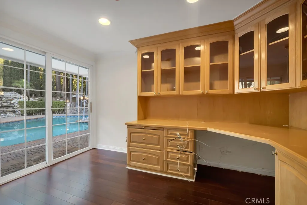 4446 Hayvenhurst Avenue, Encino, California 91436 home-pic-32