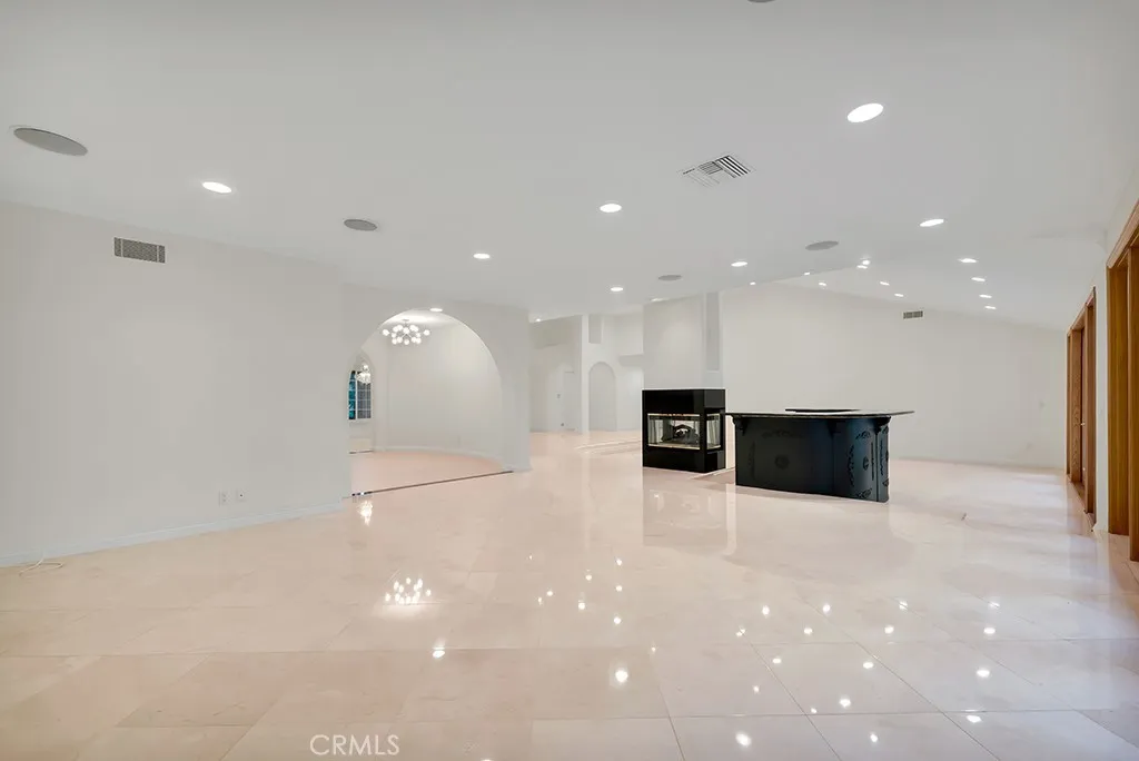 4446 Hayvenhurst Avenue, Encino, California 91436 home-pic-8