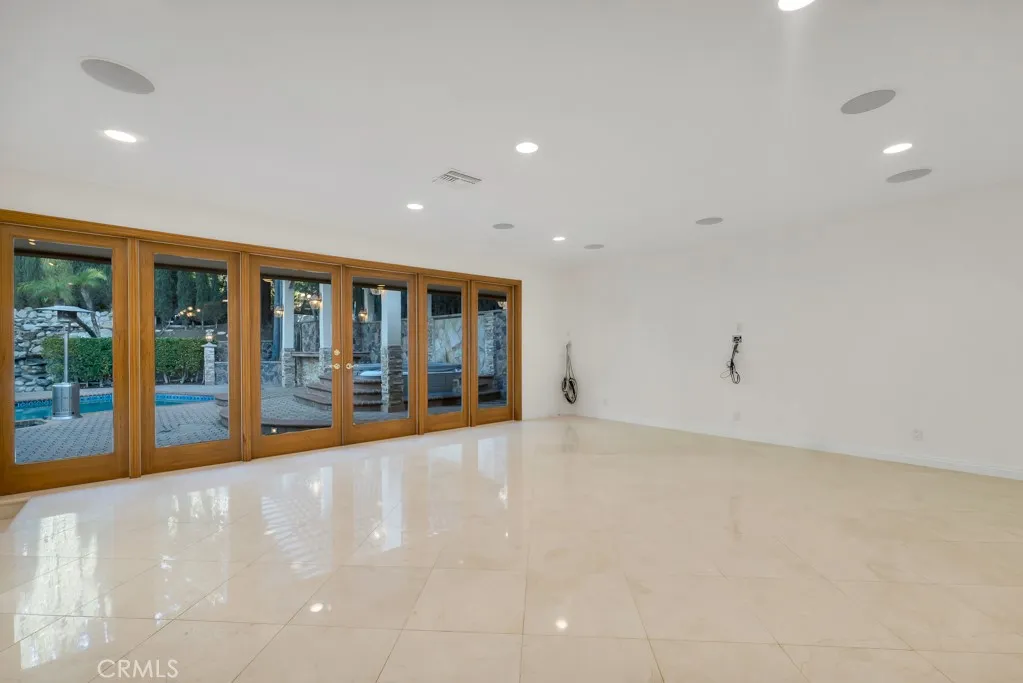 4446 Hayvenhurst Avenue, Encino, California 91436 home-pic-11