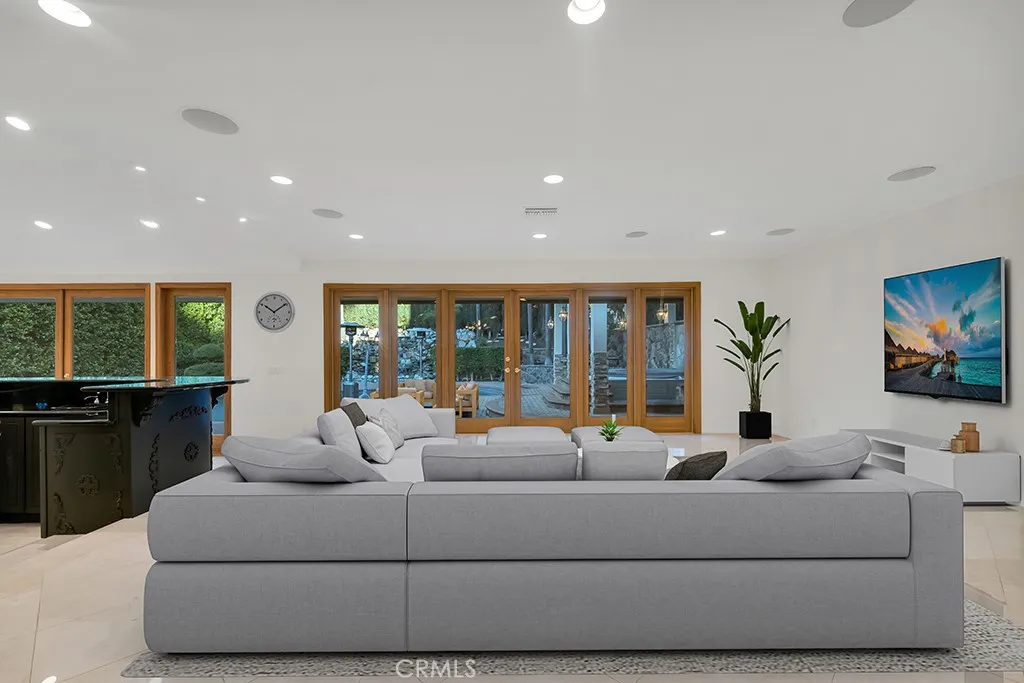 4446 Hayvenhurst Avenue, Encino, California 91436 home-pic-9