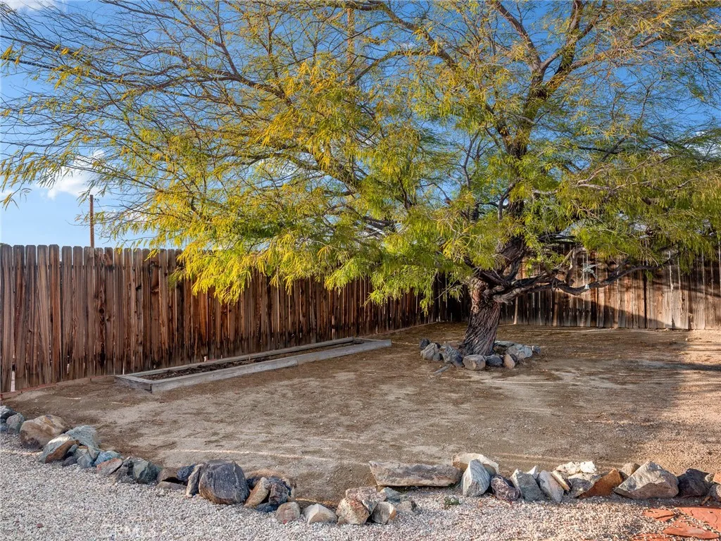 19544 Oneida, Apple Valley, California 92307 home-pic-59