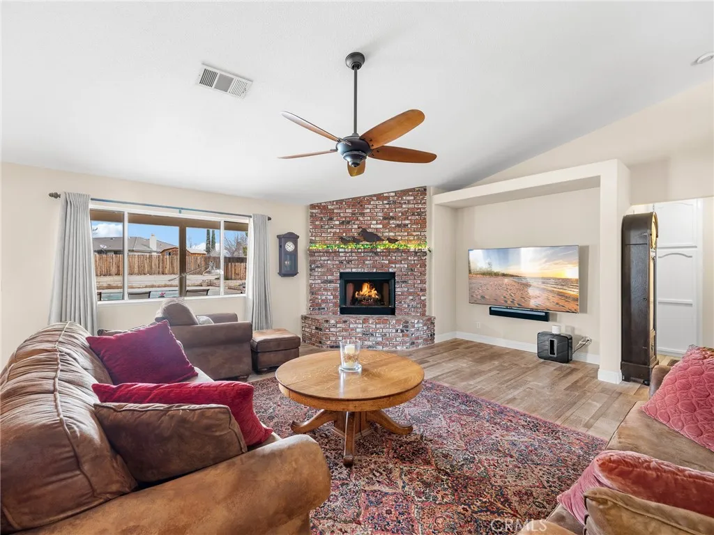 19544 Oneida, Apple Valley, California 92307 home-pic-16
