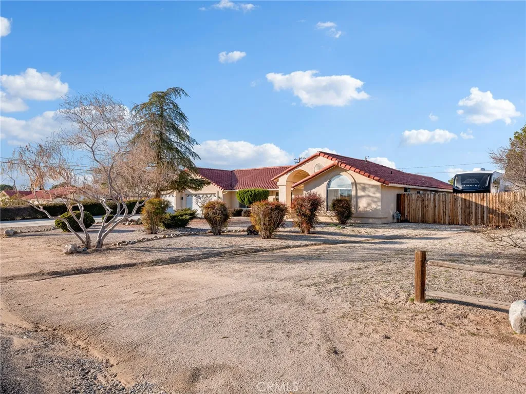 19544 Oneida, Apple Valley, California 92307 home-pic-3