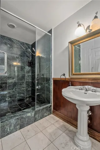 Master Bathroom/Second Floor
