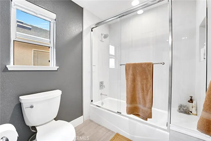 Upstairs secondary bathroom
