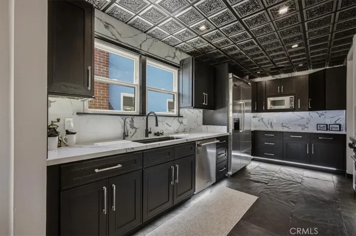Gorgeous Chef's kitchen - LARGE - with high end appliances and so many surprise extras!