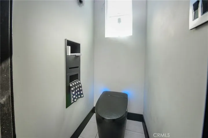 Heated toilet seat. Bidet with numerous settings. Night light.