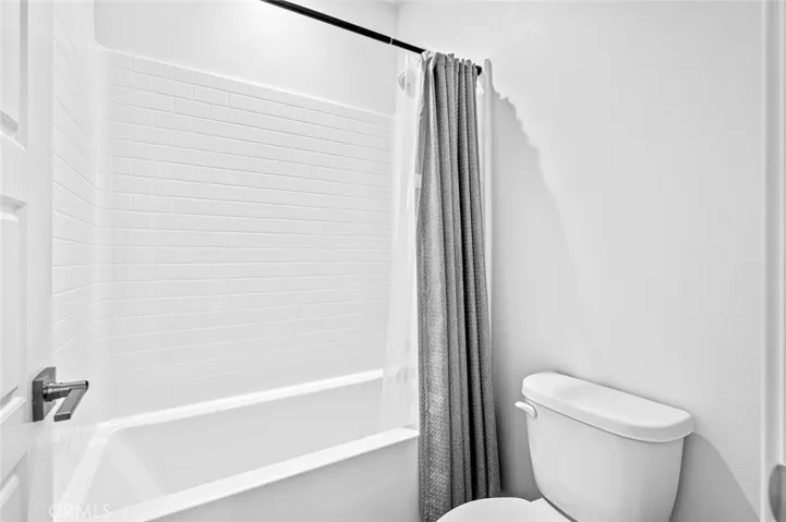 3rd floor hall full bathroom