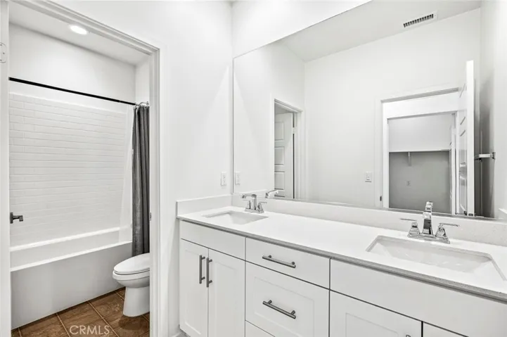 3rd floor hall full bathroom