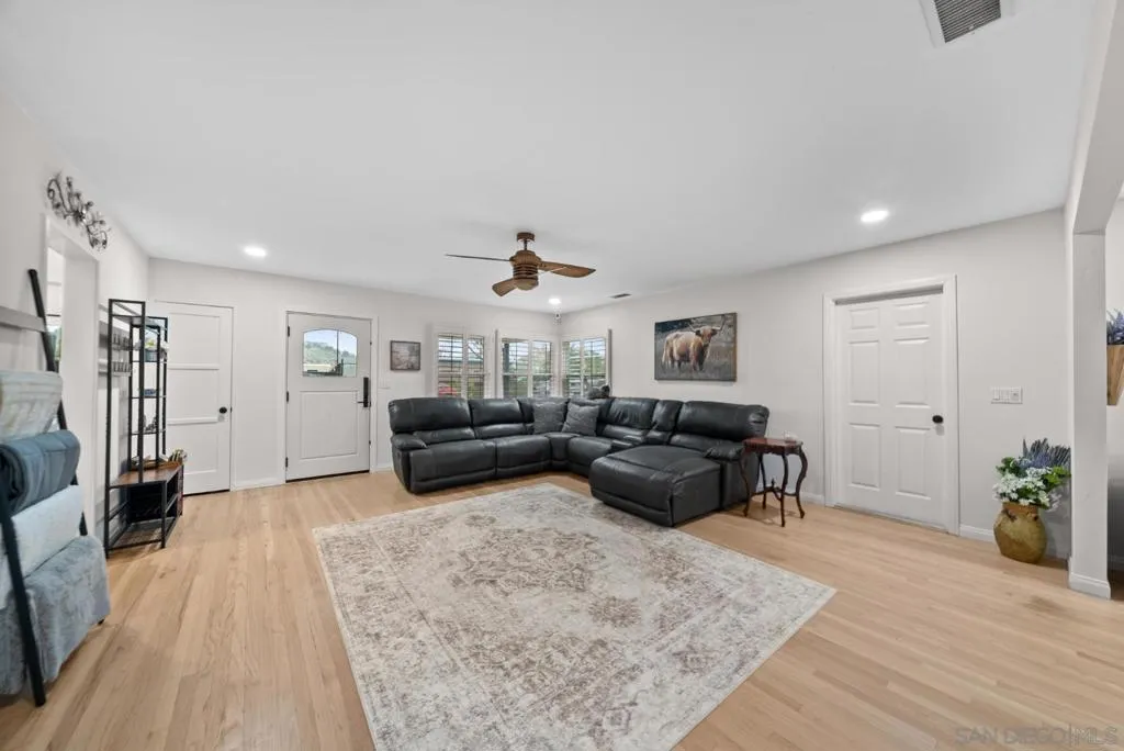 7009 Wyoming Ave, La Mesa, California 91942 home-pic-1
