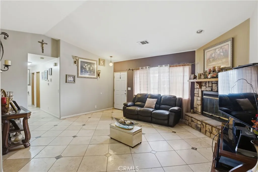 15572 Riverside Street, Hesperia, California 92345 home-pic-5