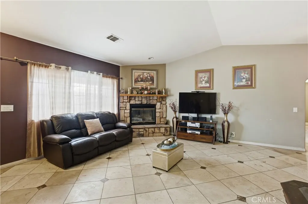 15572 Riverside Street, Hesperia, California 92345 home-pic-6