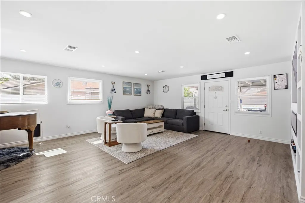 2235 Clover, Simi Valley, California 93065 home-pic-8