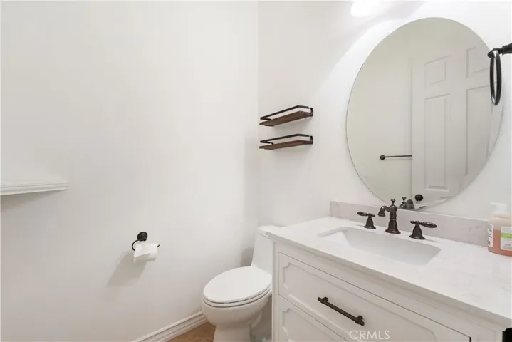 1/2 bath off of the entry