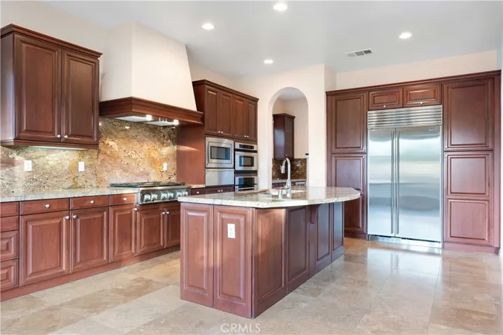 Bar/countertop area seating & a breakfast area for a table & chairs.