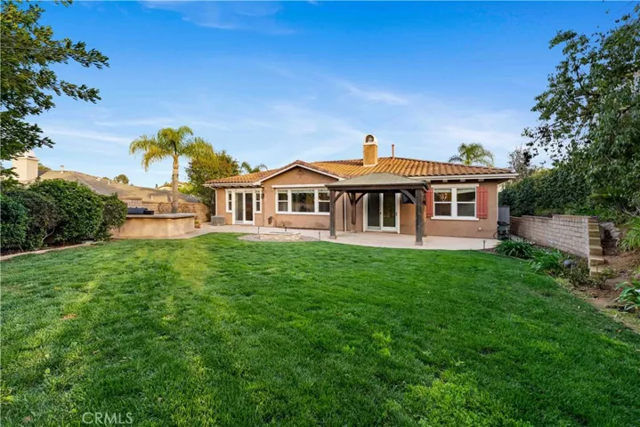 Wonderful large & private grassy backyard
