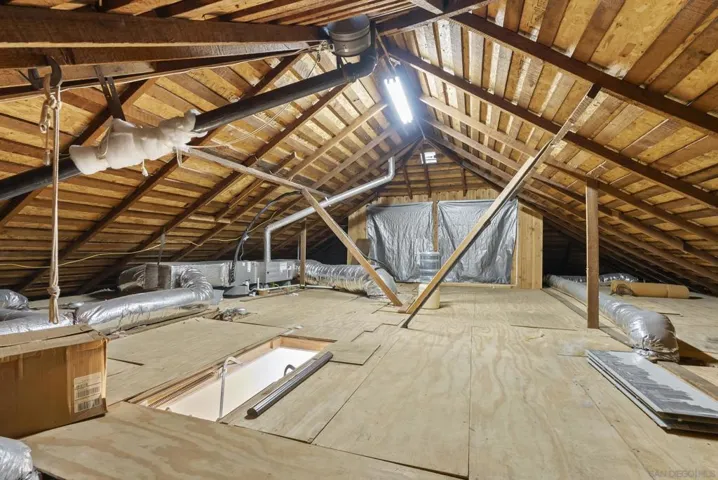 Standup attic with pull doen laddar for storage unit 4022