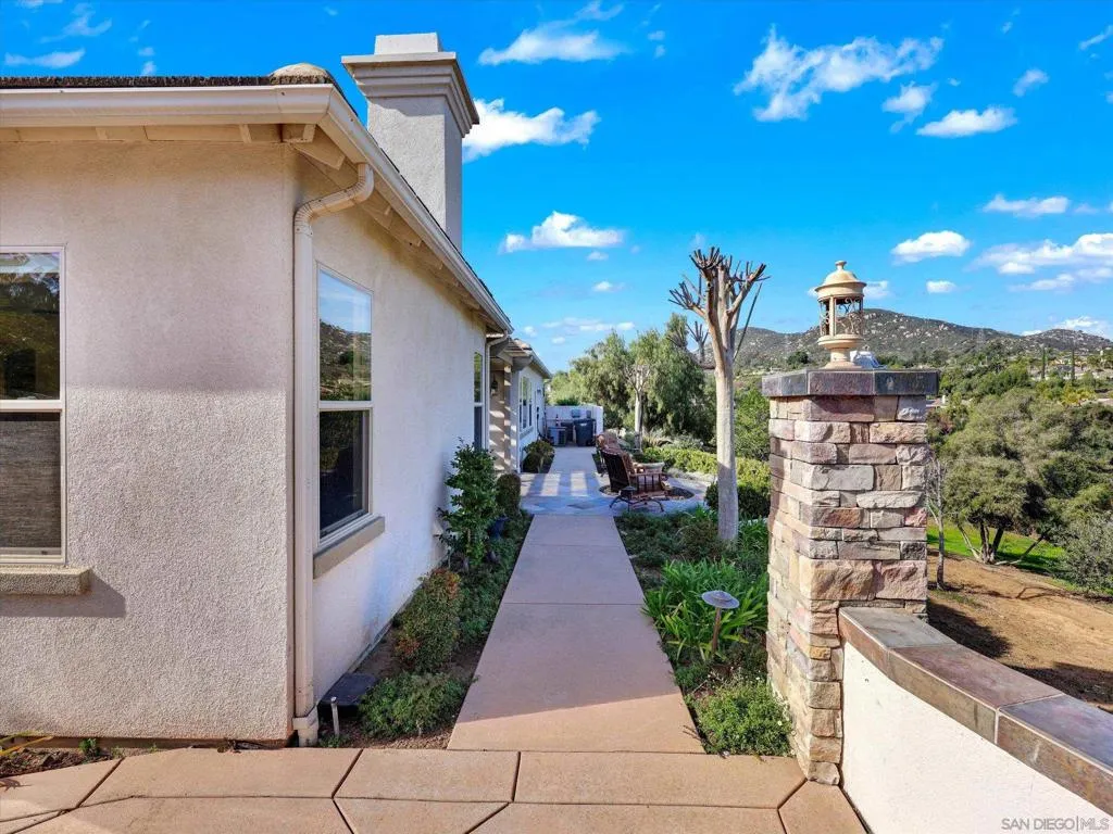25440 Rue Lausanne, Escondido, California 92026 home-pic-47