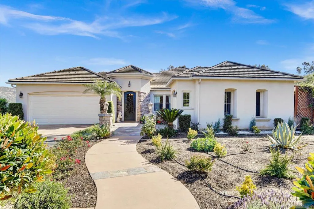 25440 Rue Lausanne, Escondido, California 92026 home-pic-1