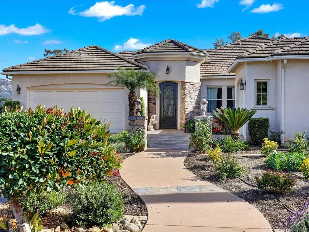 25440 Rue Lausanne, Escondido, California 92026 home-pic-2