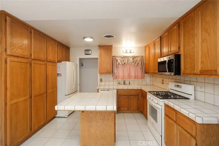 38514 Carolside Avenue, Palmdale, California 93550