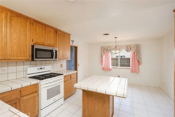 38514 Carolside Avenue, Palmdale, California 93550