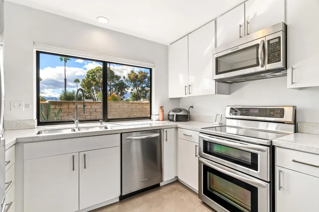 1874 E Sandalwood Drive, Palm Springs, California 92262 home-pic-17