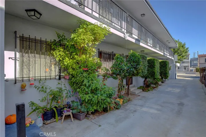 2615 Chariton Street, Los Angeles, California 90034
