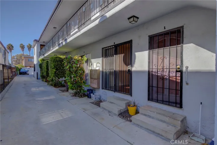 2615 Chariton Street, Los Angeles, California 90034