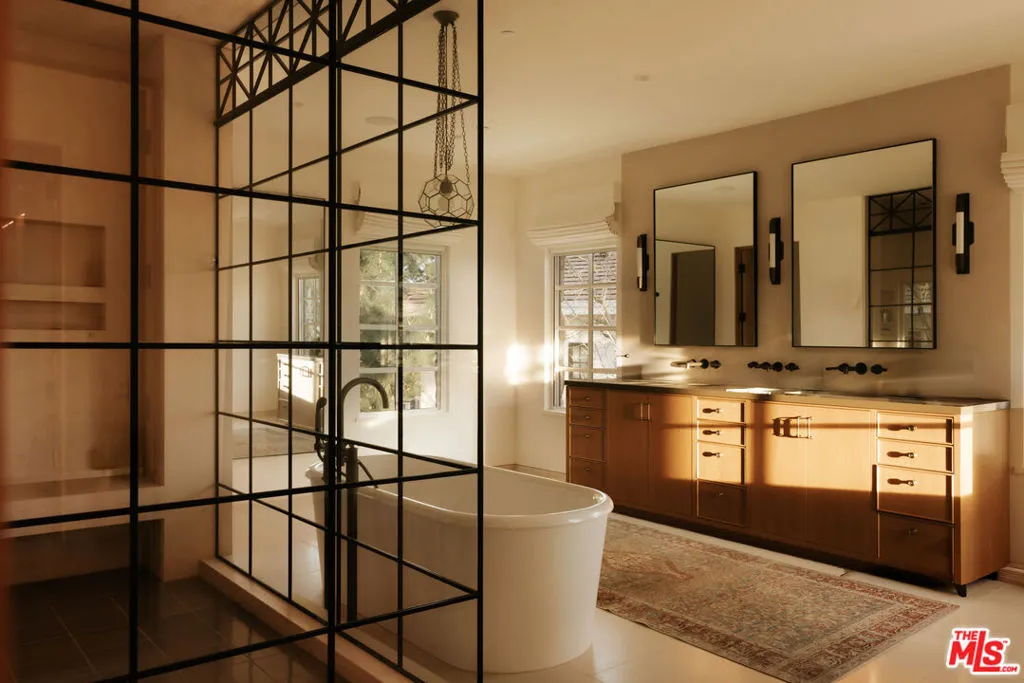12072 Crest Court, Beverly Hills, California 90210 home-pic-16