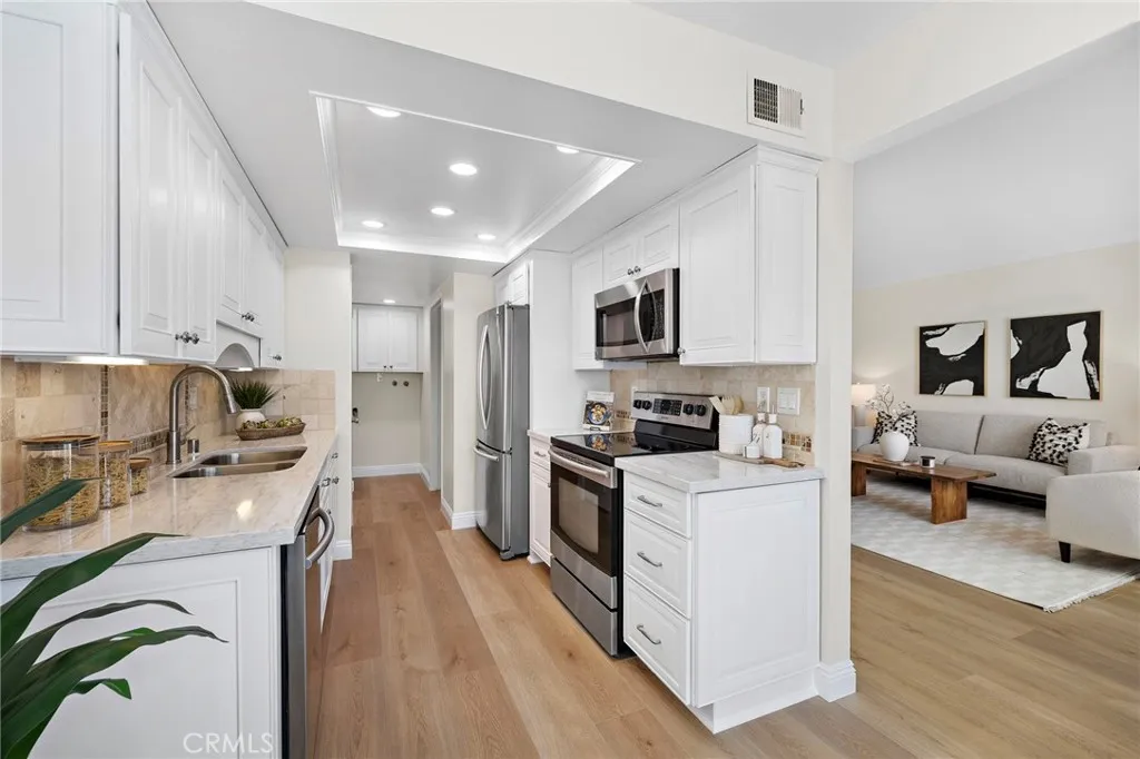 18721 Applewood Cir, Huntington Beach, California 92646 home-pic-9