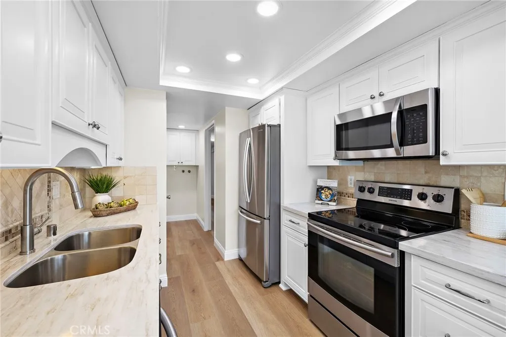 18721 Applewood Cir, Huntington Beach, California 92646 home-pic-12