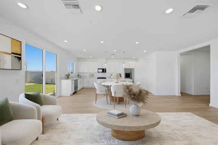 PHOTOS ARE OF MODEL MATCH