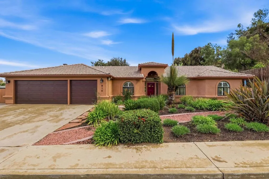 816 Birch Avenue, Escondido, California 92027 home-pic-1