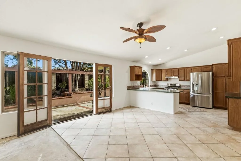 816 Birch Avenue, Escondido, California 92027 home-pic-12