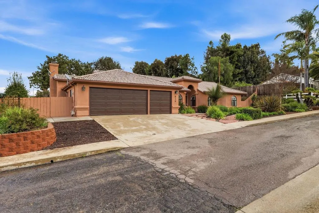 816 Birch Avenue, Escondido, California 92027 home-pic-3