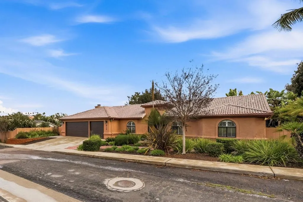 816 Birch Avenue, Escondido, California 92027 home-pic-2