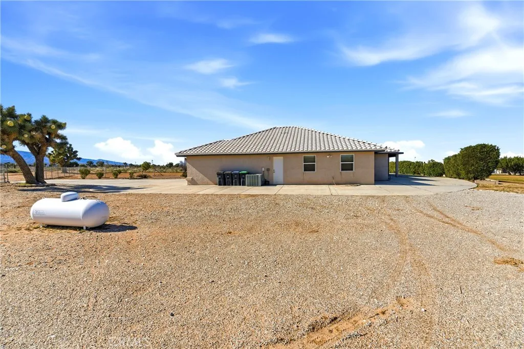 7330 Smoke Tree, Phelan, California 92371 home-pic-10