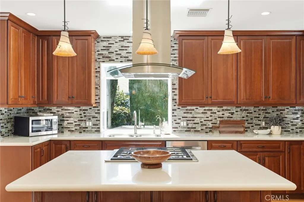 1025 N Screenland Drive, Burbank, California 91505 home-pic-12
