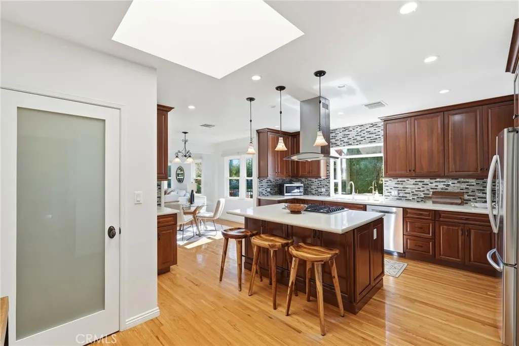 1025 N Screenland Drive, Burbank, California 91505 home-pic-13