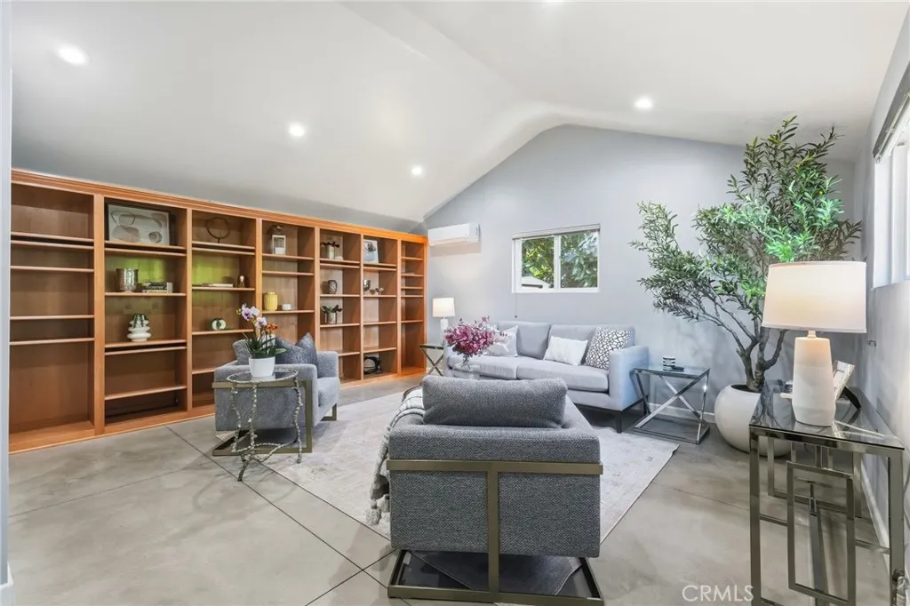 1025 N Screenland Drive, Burbank, California 91505 home-pic-34