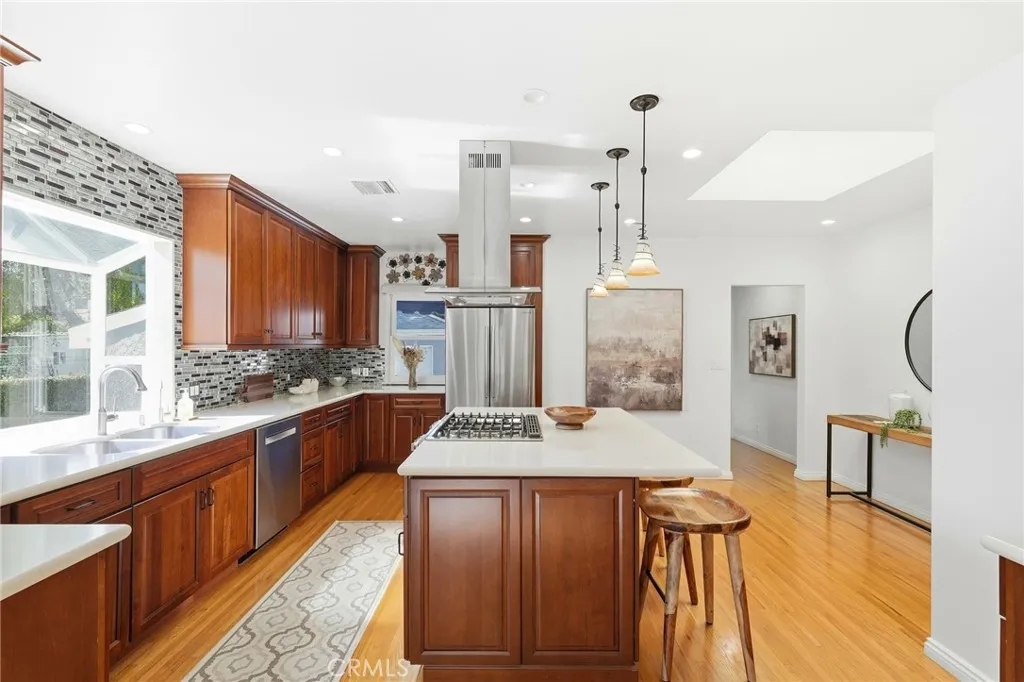 1025 N Screenland Drive, Burbank, California 91505 home-pic-10