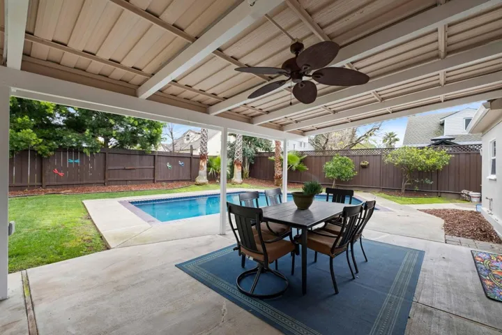 MULTIPLE AREAS FOR ENTERTAINING