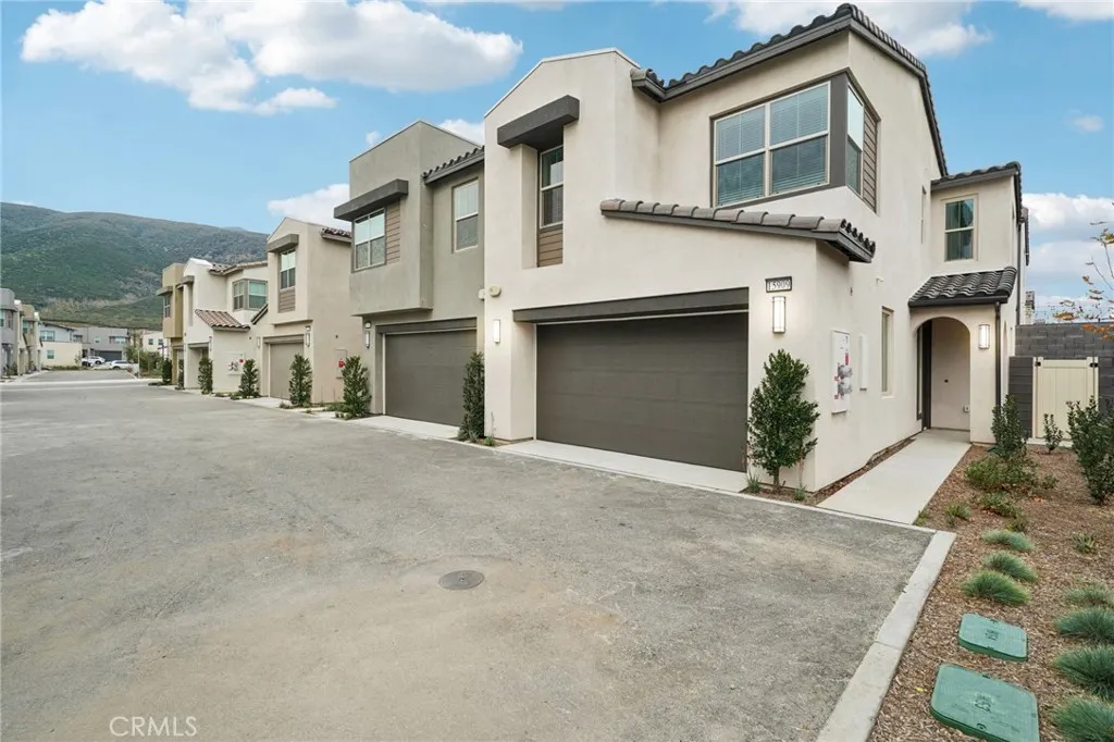 15909 Blue Copper Way, Fontana, California 92336 home-pic-2