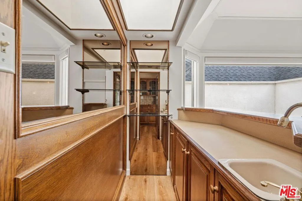512 N Elm Drive, Beverly Hills, California 90210 home-pic-15