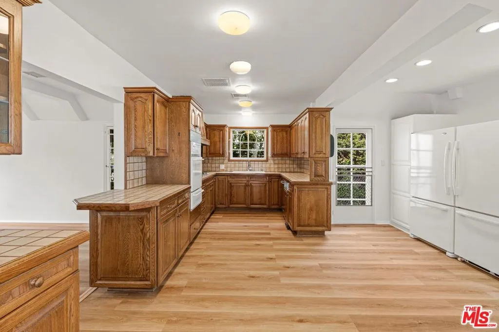512 N Elm Drive, Beverly Hills, California 90210 home-pic-16