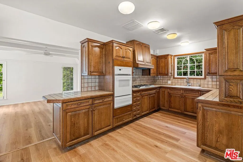 512 N Elm Drive, Beverly Hills, California 90210 home-pic-18